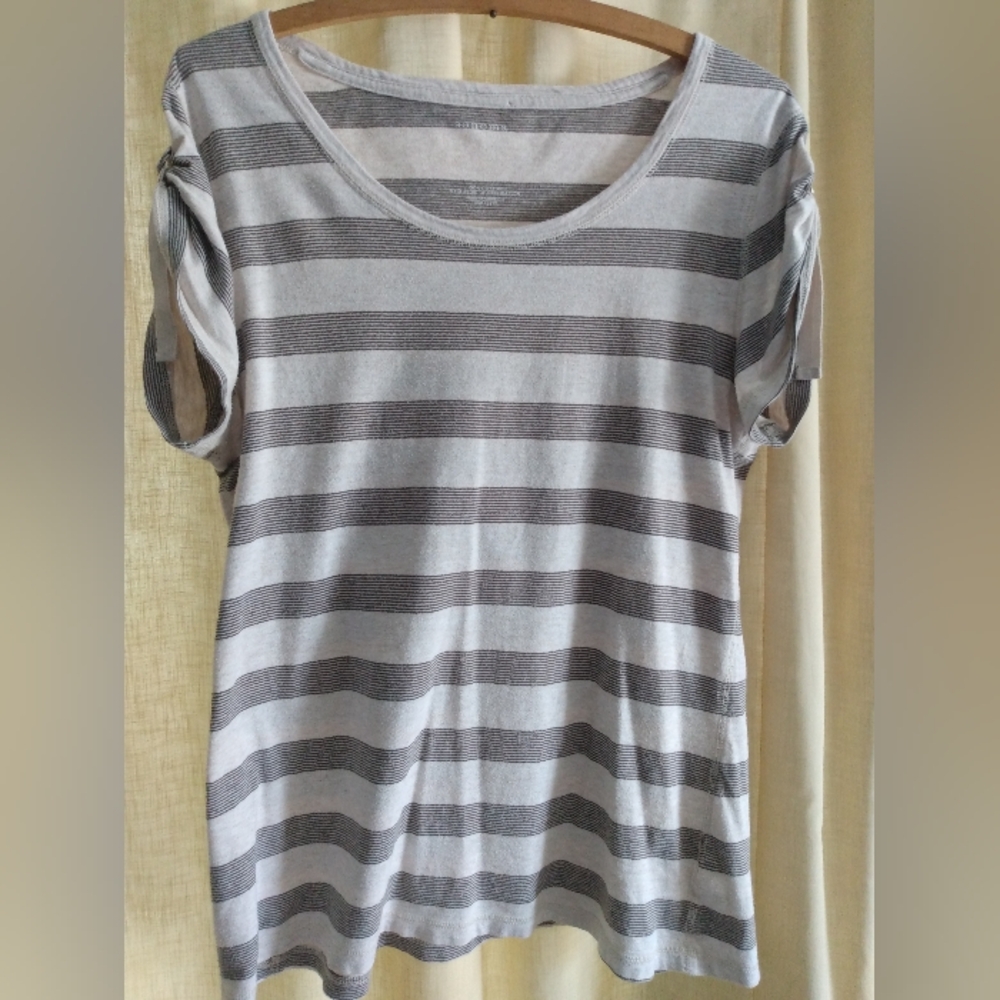 🆓🆓🆓Sonoma Short Sleeve Off-White/Gray Striped Cotton Tee w/ Rolled Sleeve - Picture 6 of 17